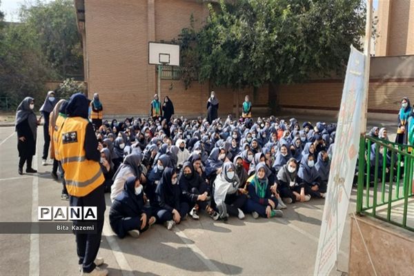 اجرای مانور پدافند غیرعامل در مدرسه دخترانه بعثت در شهرری