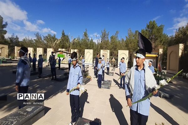 تجدید میثاق دانش‌آموزان با شهیدان حرم در گلزار شهدای آباده