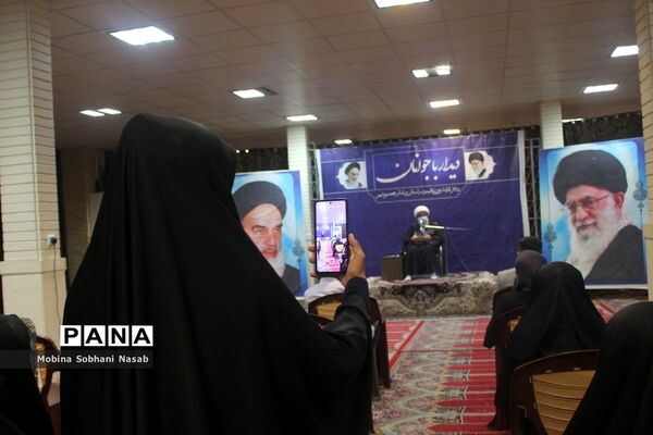 دیدار نماینده ولی فقیه در استان و امام جمعه بوشهر با جوانان