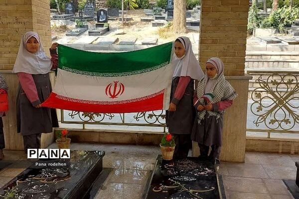 غبارروبی مزار شهدا توسط دانش‌آموزان دبستان پروین اعتصامی رودهن