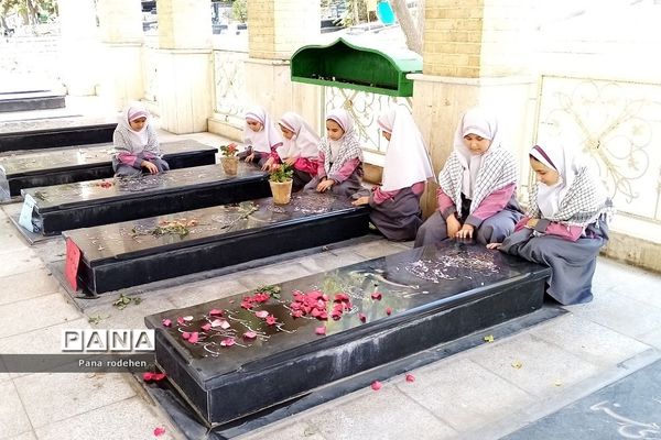 غبارروبی مزار شهدا توسط دانش‌آموزان دبستان پروین اعتصامی رودهن