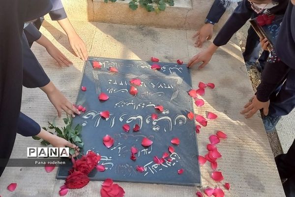 غبارروبی مزار شهدا توسط دانش‌آموزان دبستان پروین اعتصامی رودهن