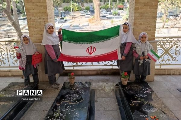 غبارروبی مزار شهدا توسط دانش‌آموزان دبستان پروین اعتصامی رودهن