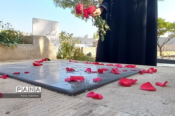 غبارروبی مزار شهدا توسط دانش‌آموزان دبستان پروین اعتصامی رودهن