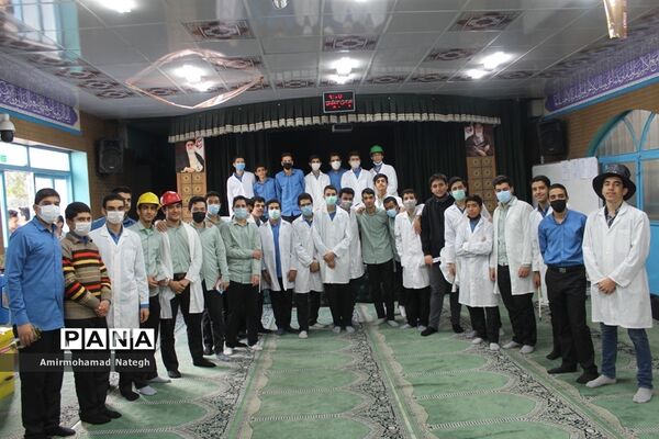 اولین دوره نمایشگاهی دستاوردهای دانش‌آموزان دبیرستان نمونه دولتی هفده شهریور