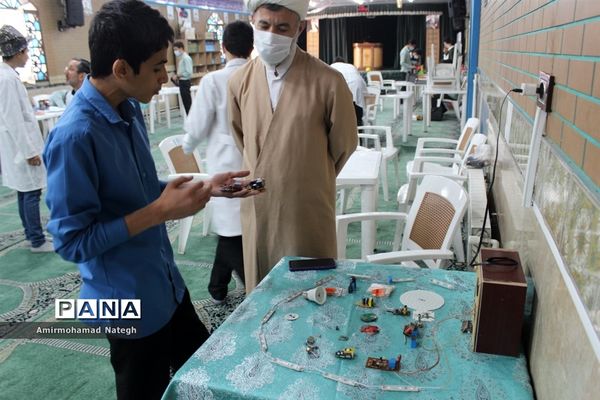 اولین دوره نمایشگاهی دستاوردهای دانش‌آموزان دبیرستان نمونه دولتی هفده شهریور