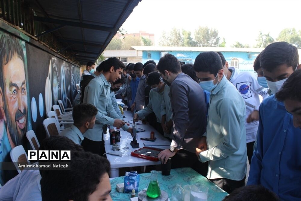 اولین دوره نمایشگاهی دستاوردهای دانش‌آموزان دبیرستان نمونه دولتی هفده شهریور