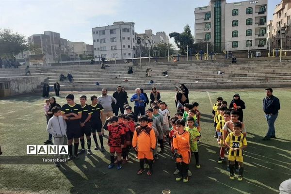 برگزاری مسابقه فوتبال به‌مناسبت روز دانش‌آموز در ورزشگاه پیروزی منطقه ۱۳