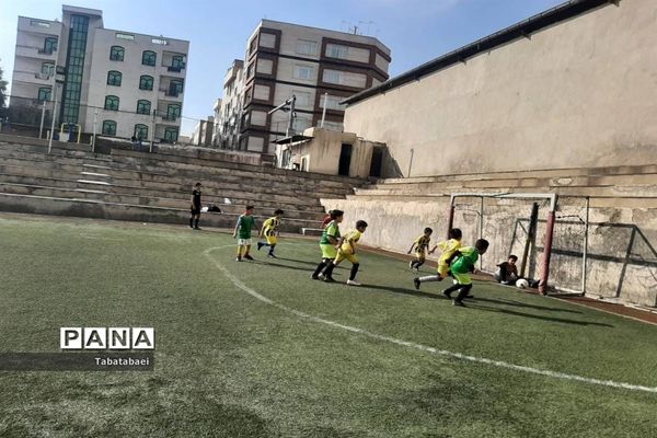 برگزاری مسابقه فوتبال به‌مناسبت روز دانش‌آموز در ورزشگاه پیروزی منطقه ۱۳