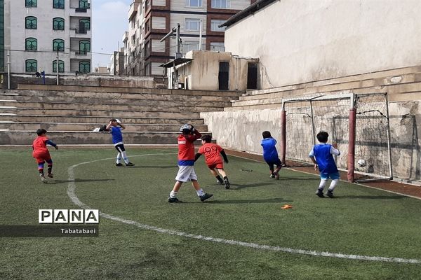 برگزاری مسابقه فوتبال به‌مناسبت روز دانش‌آموز در ورزشگاه پیروزی منطقه ۱۳