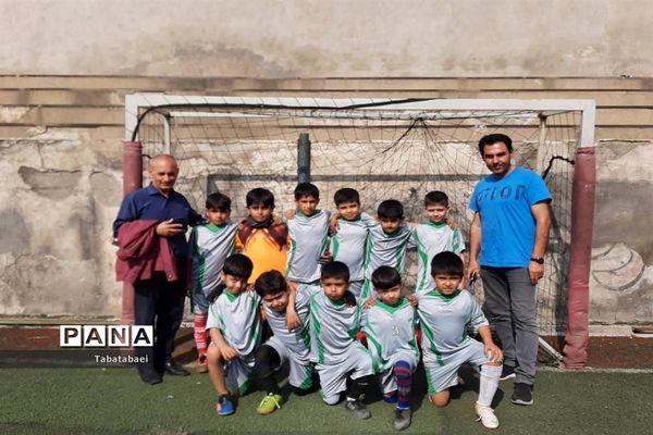 برگزاری مسابقه فوتبال به‌مناسبت روز دانش‌آموز در ورزشگاه پیروزی منطقه ۱۳