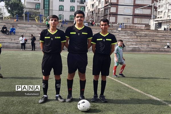 برگزاری مسابقه فوتبال به‌مناسبت روز دانش‌آموز در ورزشگاه پیروزی منطقه ۱۳