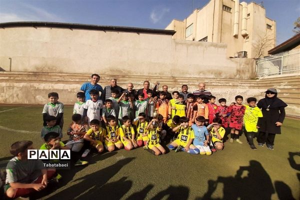 برگزاری مسابقه فوتبال به‌مناسبت روز دانش‌آموز در ورزشگاه پیروزی منطقه ۱۳