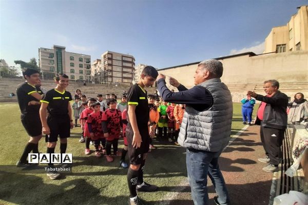 برگزاری مسابقه فوتبال به‌مناسبت روز دانش‌آموز در ورزشگاه پیروزی منطقه ۱۳