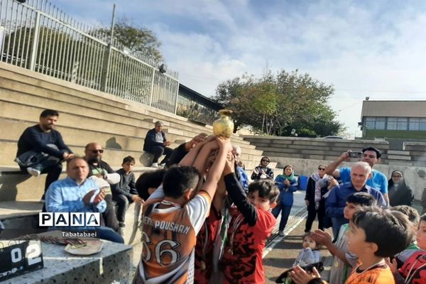 برگزاری مسابقه فوتبال به‌مناسبت روز دانش‌آموز در ورزشگاه پیروزی منطقه ۱۳