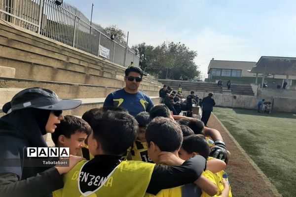 برگزاری مسابقه فوتبال به‌مناسبت روز دانش‌آموز در ورزشگاه پیروزی منطقه ۱۳