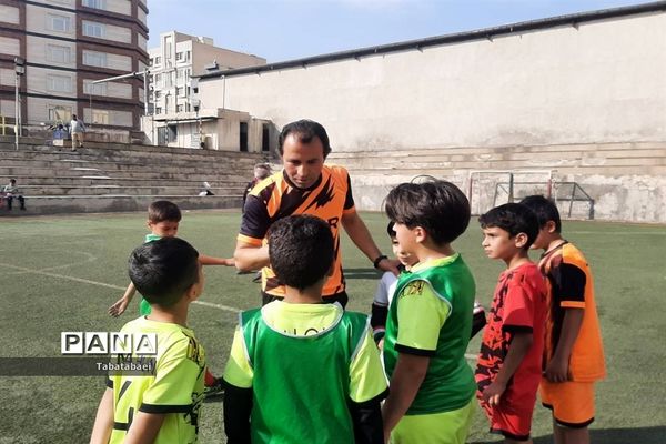 برگزاری مسابقه فوتبال به‌مناسبت روز دانش‌آموز در ورزشگاه پیروزی منطقه ۱۳