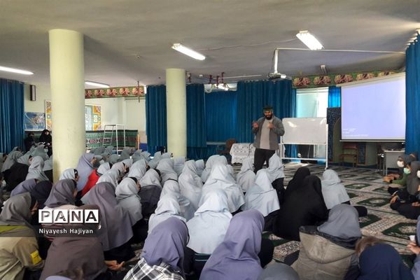 برگزاری مراسم معنوی زیارت عاشورا در دبیرستان شهید‌اردستانی منطقه ۱۴
