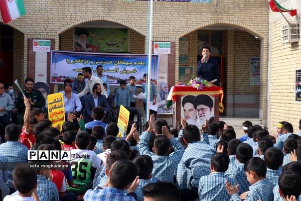 آیین نواختن زنگ استکبار ستیزی در مدارس گله‌دار استان فارس