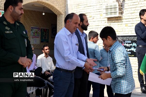 آیین نواختن زنگ استکبار ستیزی در مدارس گله‌دار استان فارس