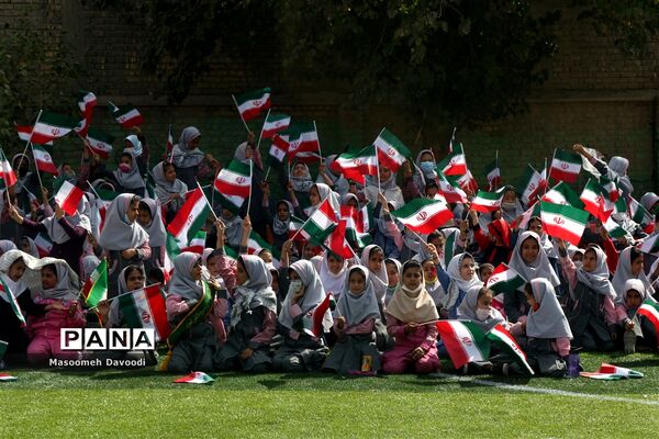 گرامیداشت ۱۳ آبان زنگ استکبار ستیزی در دبستان سعدی