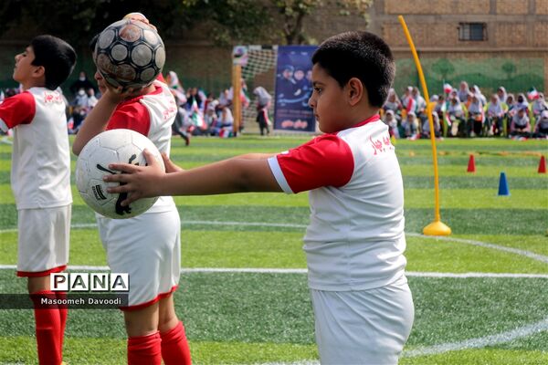 گرامیداشت ۱۳ آبان زنگ استکبار ستیزی در دبستان سعدی
