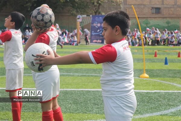 گرامیداشت ۱۳ آبان زنگ استکبار ستیزی در دبستان سعدی