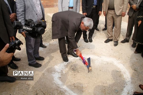 کلنگ زنی پروژه مشارکتی سالن چند منظوره شهید رضا نگهبان در بهبهان