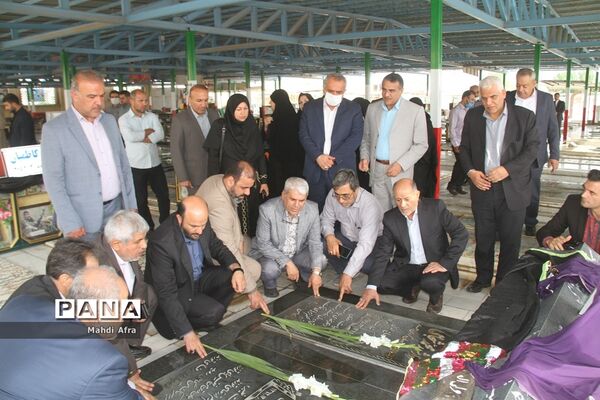 تجدید بیعت سرپرست سازمان نوسازی، توسعه و تجهیز مدارس کشور با شهدا