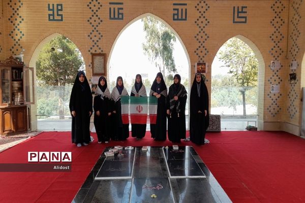 دیدار دانش‌آموزان راه زینب منطقه ۱۳ از مزار شهدای گمنام زینبیه