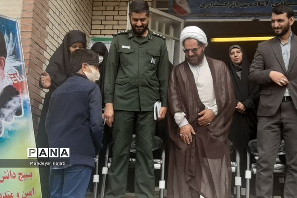 زنگ استکبارستیزی و افتتاح پایگاه بسیج دانش‌آموزی در دبیرستان شهید بهشتی رودهن