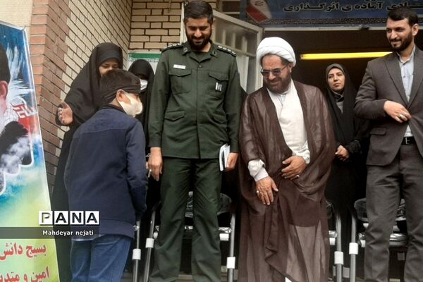 زنگ استکبارستیزی و افتتاح پایگاه بسیج دانش‌آموزی در دبیرستان شهید بهشتی رودهن