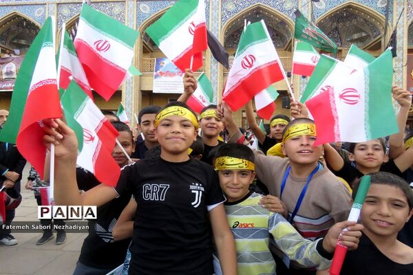 اجتماع دانش‌آموزان شیرازی به یاد شهدای حادثه تروریستی حرم شاهچراغ (ع)