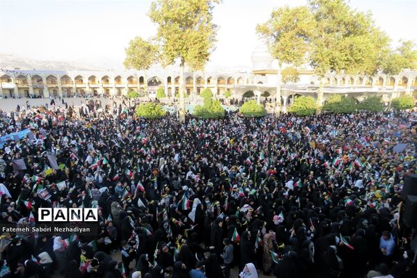 اجتماع دانش‌آموزان شیرازی به یاد شهدای حادثه تروریستی حرم شاهچراغ (ع)
