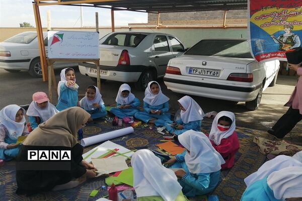 پلاکاردنویسی و ساخت دست‌سازه‌های ضداستکباری در دبستان شاهد شهید آدمی ابرکوه