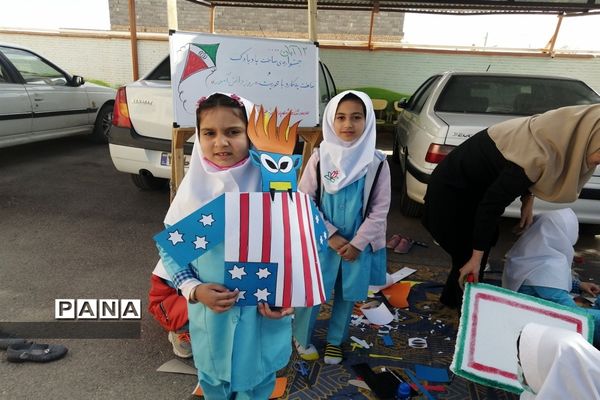 پلاکاردنویسی و ساخت دست‌سازه‌های ضداستکباری در دبستان شاهد شهید آدمی ابرکوه