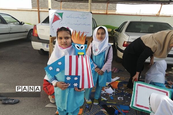 پلاکاردنویسی و ساخت دست‌سازه‌های ضداستکباری در دبستان شاهد شهید آدمی ابرکوه