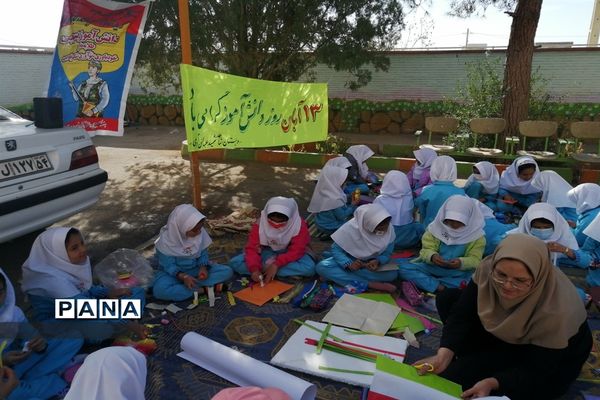 پلاکاردنویسی و ساخت دست‌سازه‌های ضداستکباری در دبستان شاهد شهید آدمی ابرکوه