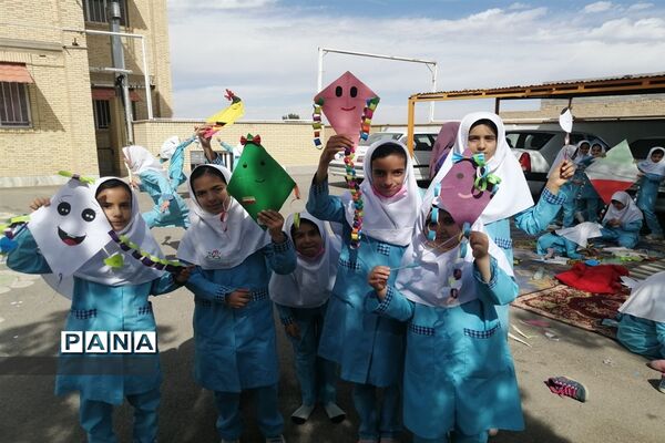 پلاکاردنویسی و ساخت دست‌سازه‌های ضداستکباری در دبستان شاهد شهید آدمی ابرکوه