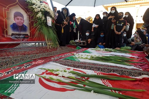 اجتماع دانش‌آموزان شیرازی و اجرای سرود «رفیق شهیدم» در حرم شاهچراغ (ع)