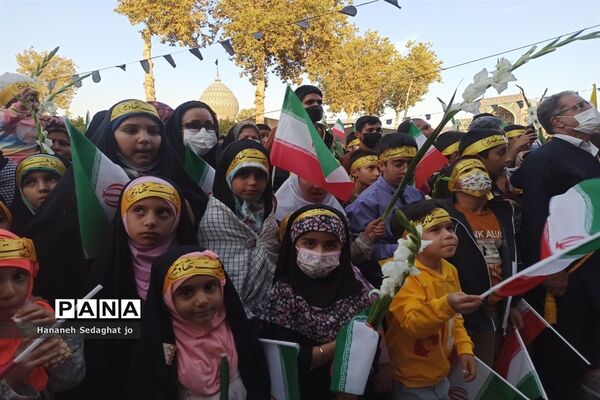 اجتماع دانش‌آموزان شیرازی و اجرای سرود «رفیق شهیدم» در حرم شاهچراغ (ع)