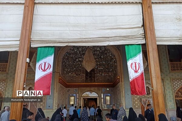 اجتماع دانش‌آموزان شیرازی و اجرای سرود «رفیق شهیدم» در حرم شاهچراغ (ع)