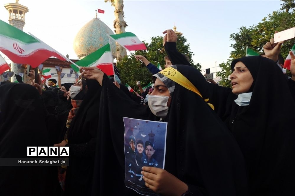 اجتماع دانش‌آموزان شیرازی و اجرای سرود «رفیق شهیدم» در حرم شاهچراغ (ع)