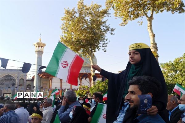 اجتماع دانش‌آموزان شیرازی و اجرای سرود «رفیق شهیدم» در حرم شاهچراغ (ع)