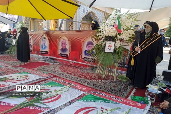 اجتماع دانش‌آموزان شیرازی و اجرای سرود «رفیق شهیدم» در حرم شاهچراغ (ع)