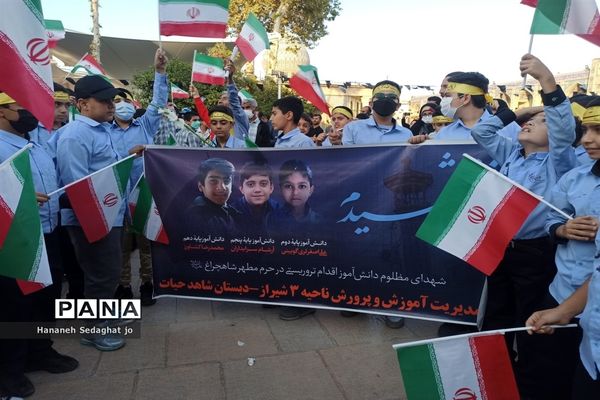 اجتماع دانش‌آموزان شیرازی و اجرای سرود «رفیق شهیدم» در حرم شاهچراغ (ع)