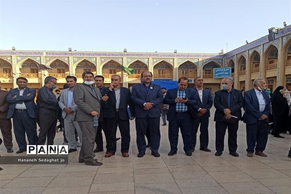 اجتماع دانش‌آموزان شیرازی و اجرای سرود «رفیق شهیدم» در حرم شاهچراغ (ع)