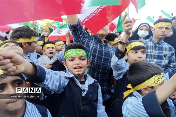 اجتماع دانش‌آموزان شیرازی و اجرای سرود «رفیق شهیدم» در حرم شاهچراغ (ع)