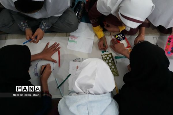 نقاشی همگانی ویژه مراسم روز دانش‌آموز و استکبارستیزی در مدرسه حضرت زهرا(س) رودهن