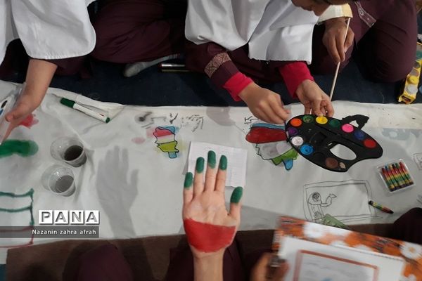 نقاشی همگانی ویژه مراسم روز دانش‌آموز و استکبارستیزی در مدرسه حضرت زهرا(س) رودهن